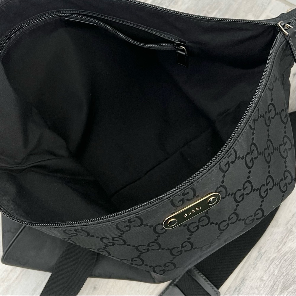 Gucci Elegant Black Crossbody Bag - Picture 10 of 14